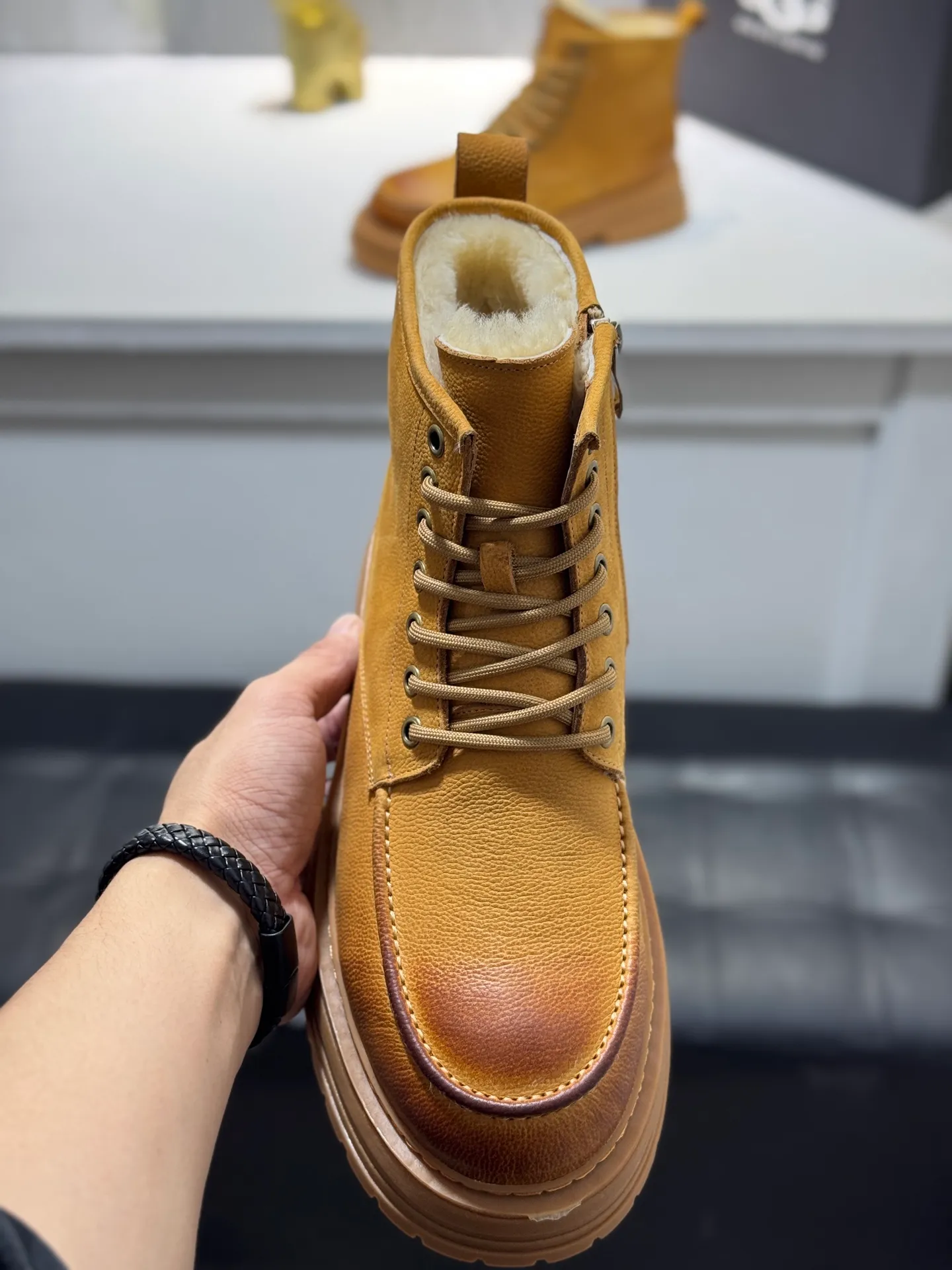 Men's men's shoes 💰660 [New style] 🦥🦥UGG - high-end quality 🔥Australian imported wool 🔥Full fur original single entry and exit counter without pressure, let you feel no replacement 💏The upper is made of first-layer cowhide 'all original Australian wool' Strict men's boots thick wool can be distinguished by the naked eye 💓Real wool keeps warm and does not smell like feet, warms the whole winter ✨Carefully crafted for those who know the goods🔥Size: 38-44 (45 customized